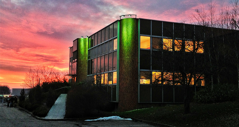 bâtiment clément la nuit